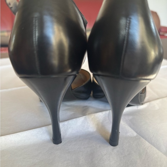 CHANEL T-strap Black Leather Heels with Pointed Toe and Glossy Finish - Picture 5 of 8